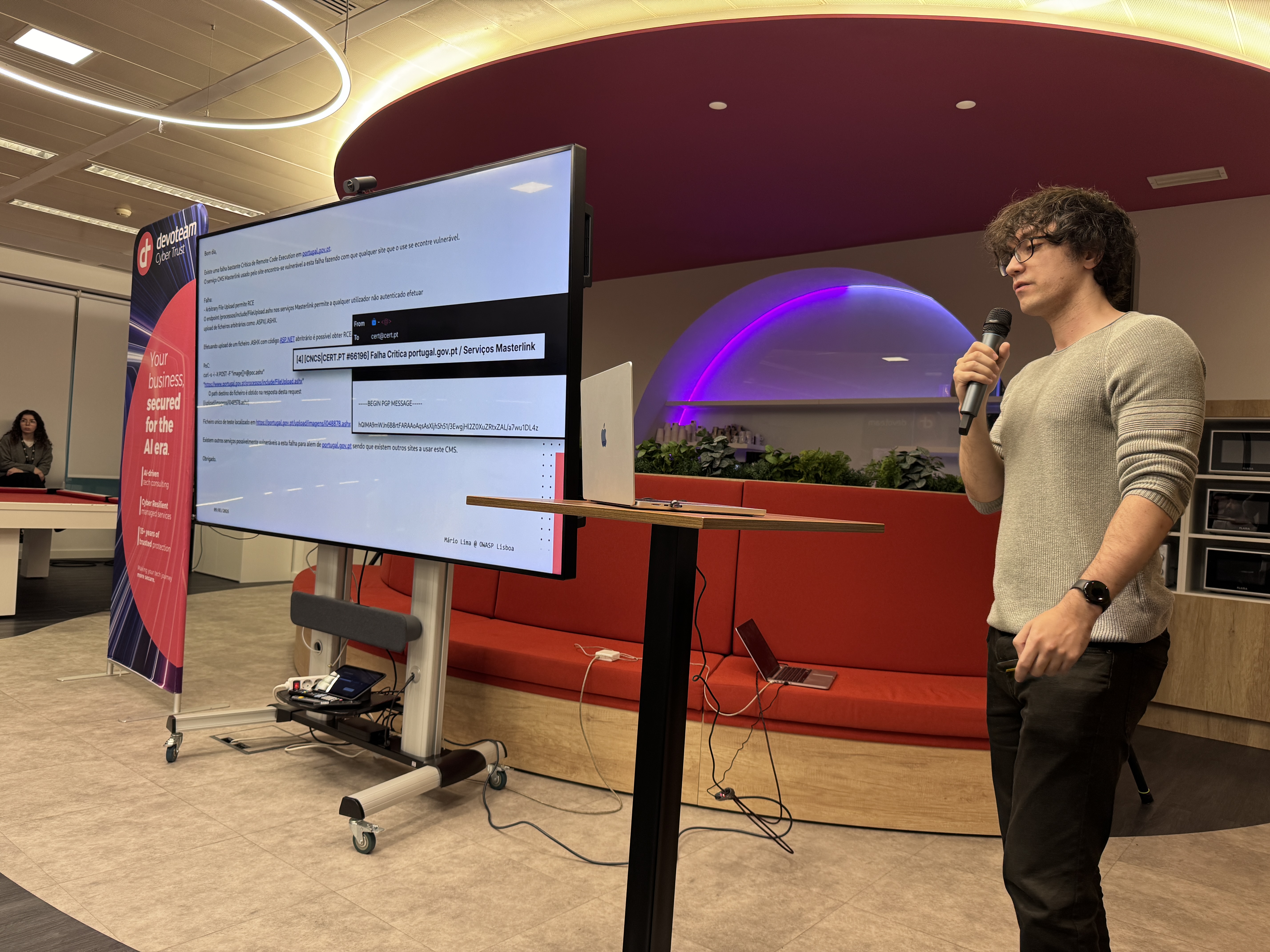 OWASP Lisboa #12 Close-up of Mário Lima during a technical presentation showing a case study involving a CERT.PT vulnerability notification on the big screen.