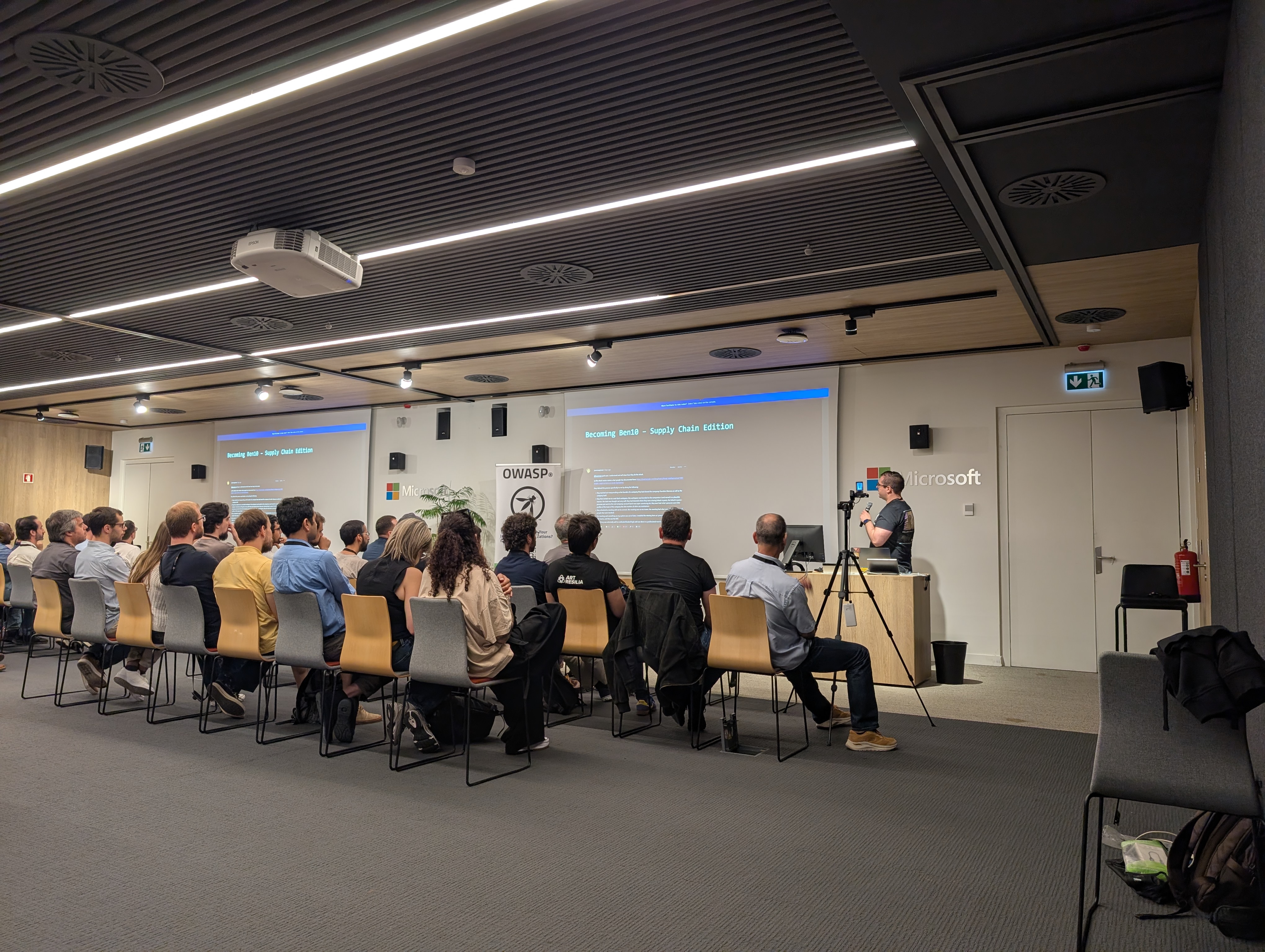 OWASP Lisboa #13 Wide view from the back of the Microsoft auditorium showing rows of attendees watching the "Becoming Ben10 – Supply Chain Edition" presentation.